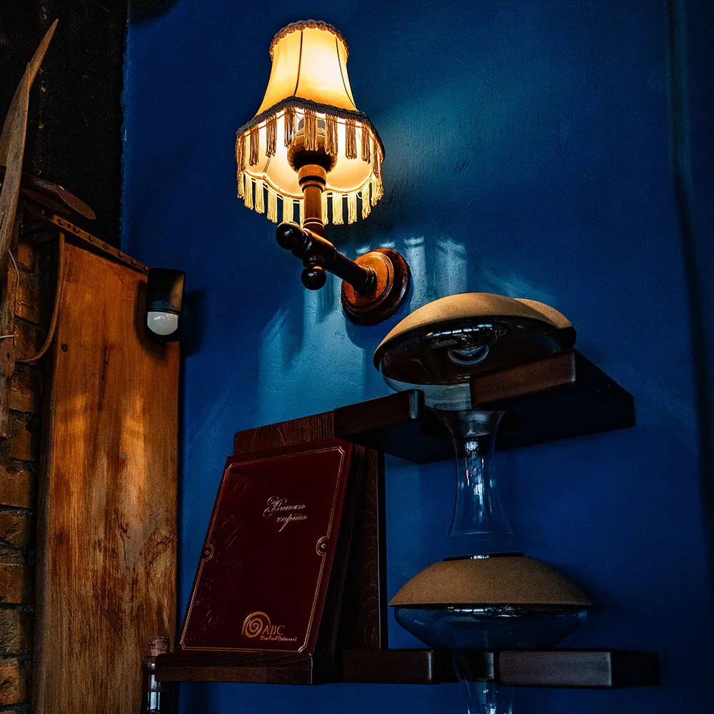 Enterijer restorana — cigla, drvo i detalji iz prošlosti
