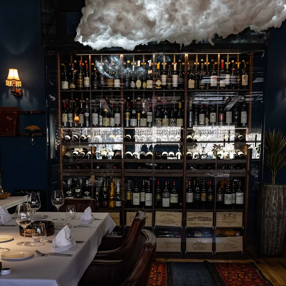 Enterijer restorana — cigla, drvo i detalji iz prošlosti